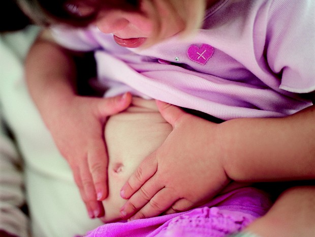 Criança com dor de barriga (Foto: Shutterstock)