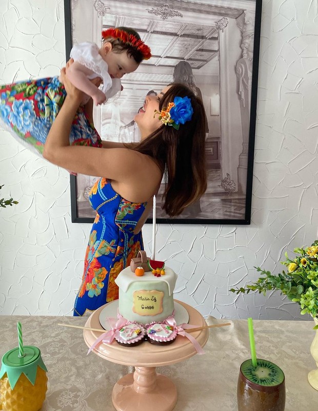 A cantora Liah Soares e a filha, Maria Liz, de 6 meses (Foto: Reprodução/Instagram)
