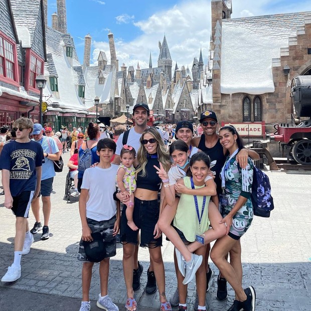  Kaká curte parque na Disney com seus 3 filhos e a esposa, Carol Dias  (Foto: Reprodução/Instagram)