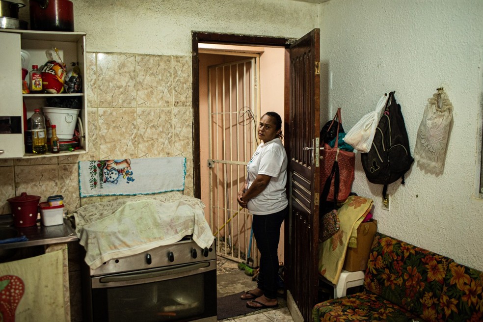 Rose Souza, de 47 anos, esta desempregada há dois anos. Ela mora com seu filho Gilson, de 30 anos, em Rio das Pedras, no Rio de Janeiro — Foto: Hermes de Paula