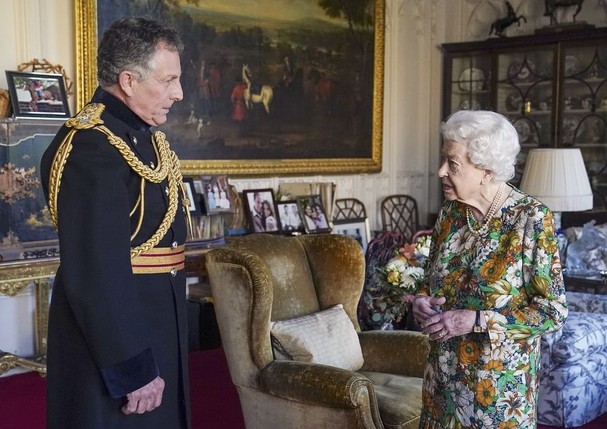 Rainha Elizabeth com as mãos roxas (Foto: Reprodução/Instagram)