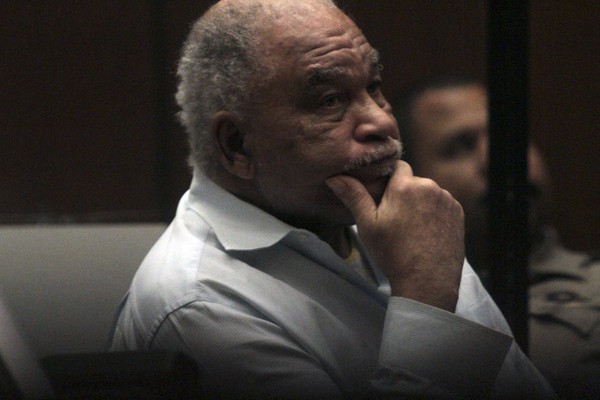 O seria killer Samuel Little em sessão de seu julgamento no dia 18 de agosto de 2014 (Foto: Getty Images)
