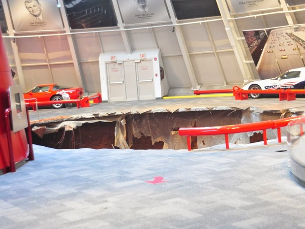 Buraco no Museu do Corvette tem cerca de 10 metros de profundidade, dizem bombeiros (Foto: National Corvette Museum)