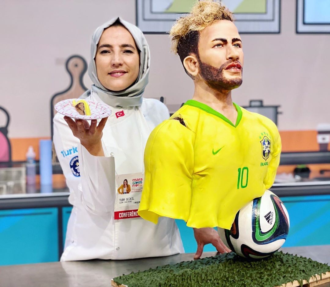 Tuba Geçkil ao lado de um bolo de Neymar  (Foto: reprodução/instagram)