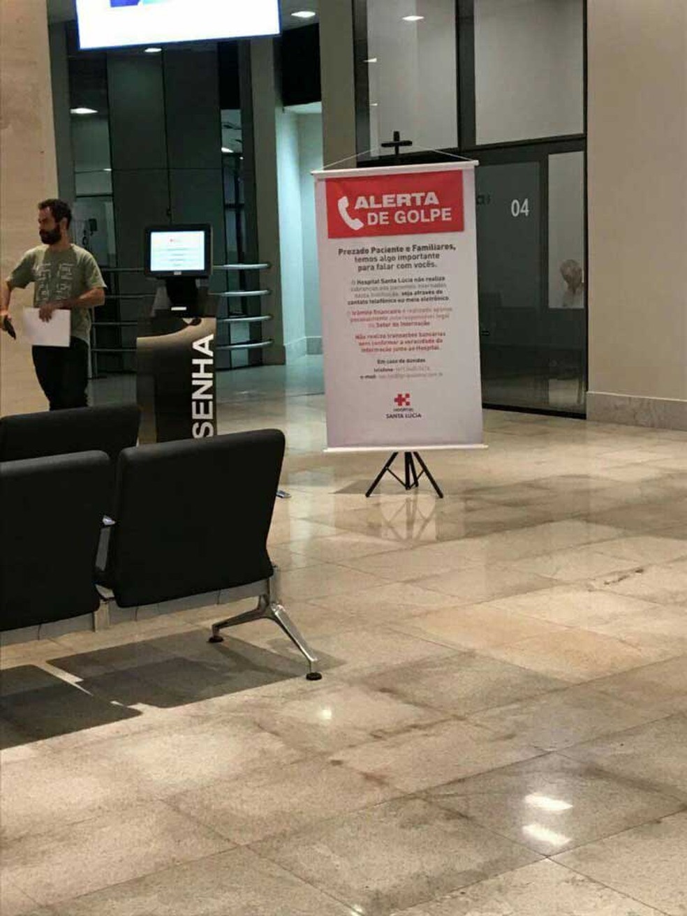 Banner no Hospital Santa Lúcia, em Brasília, alerta para golpes de cobrança de falsos exames (Foto: Hospital Santa Lúcia/Divulgação)