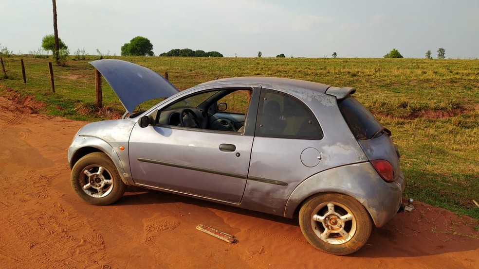 Carro estava abandonado em estrada rural — Foto: Polícia Militar