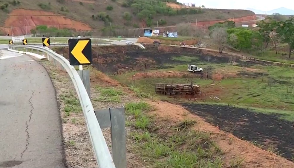Caminhoneiro morre depois de veículo cair de ribanceira, no ES  — Foto: Reprodução/ TV Gazeta 