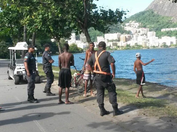 Policiais abordam e fazem revistas na orla da Lagoa Rodrigo de Freitas (Foto: Victor Kling/TV Globo)