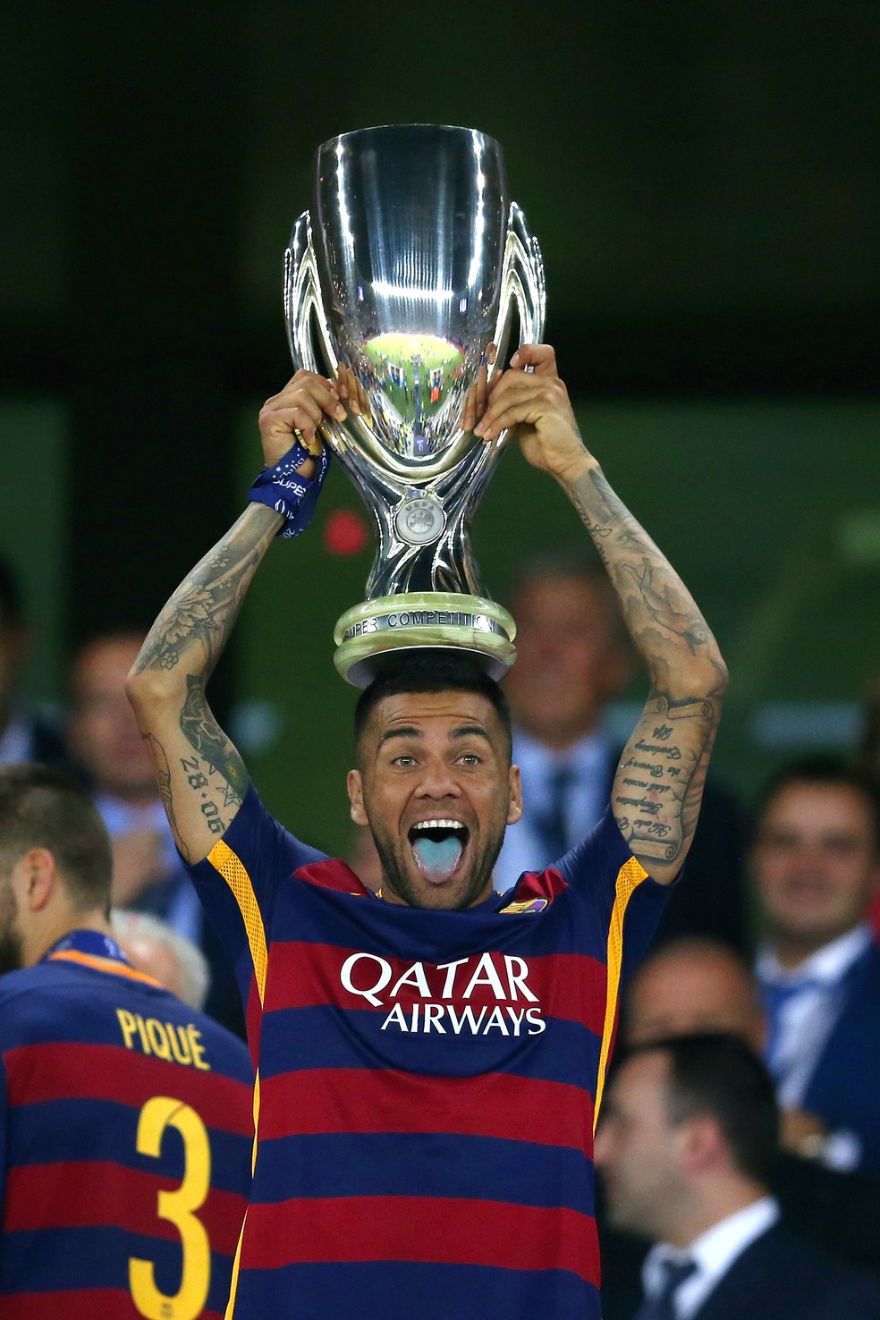 Daniel Alves com troféu da Supercopa da Europa pelo Barcelona — Foto: Getty Images