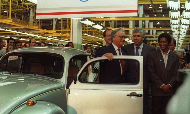 Itamar Franco com um Fusca no relançamento do modelo, em agosto de 1993