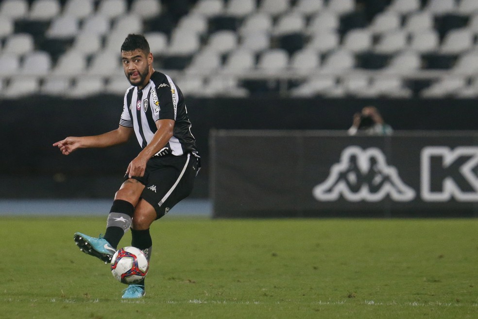 Barreto foi quem mais recebeu cartes no Bota: 6  Foto: Vitor Silva/Botafogo
