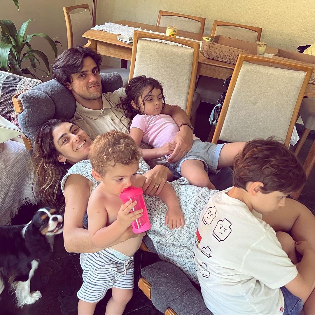 Felipe Simas e Mariana Uhlmann posam com os filhos (Foto: Reprodução Instagram)