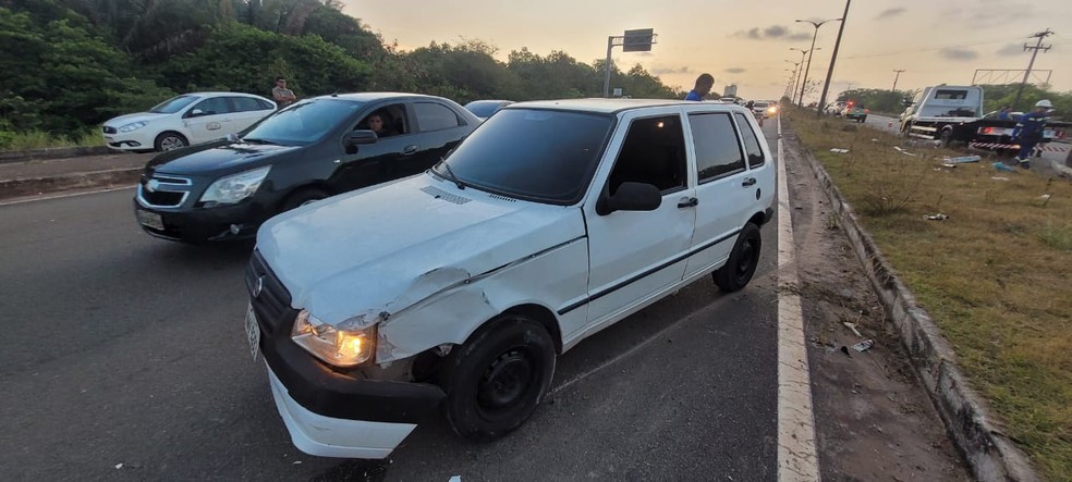 Veículo Fiat Uno envolvido no acidente na Via Expressa, em São Luís — Foto: Adria Rodrigues/TV Mirante