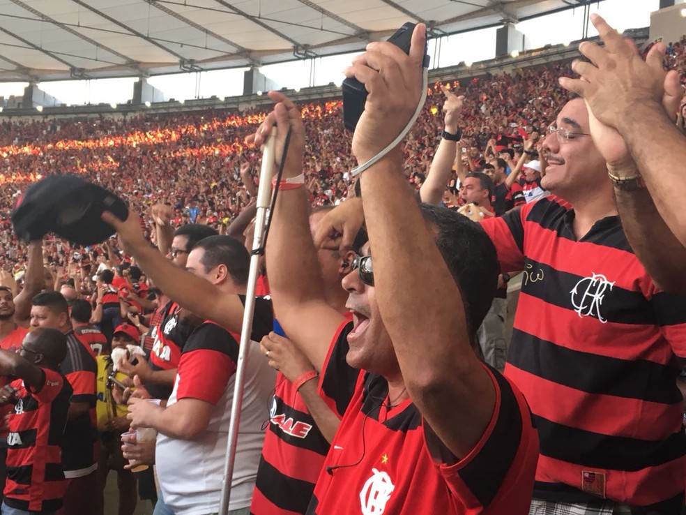 Grupo de torcedores especiais celebra vit&oacute;ria do Flamengo sobre o Sport (Foto: Fabio Cardoso)