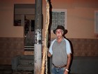 Comerciante colhe mandioca 'gigante' em sítio de Lagoinha (SP)
