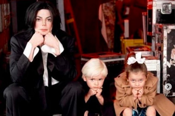 Michael Jackson (1958-2009) com os filhos mais velhos, Paris e Prince (Foto: Instagram)