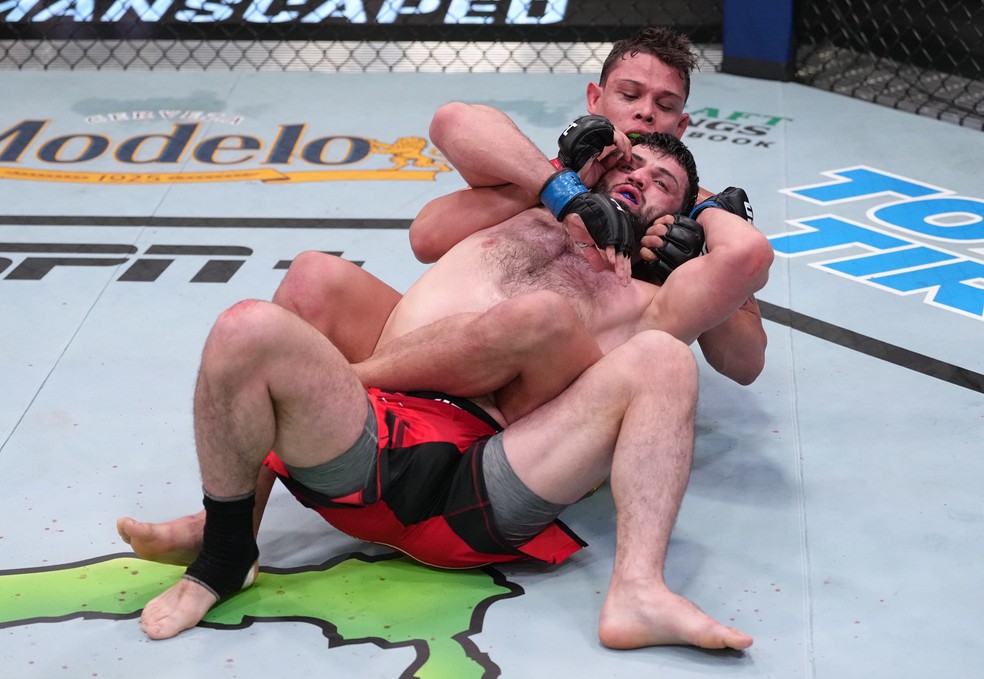Caio Borralho domina as costas de Gadzhi Omargadzhiev no UFC Luque x Muhammad 2 — Foto: Getty Images