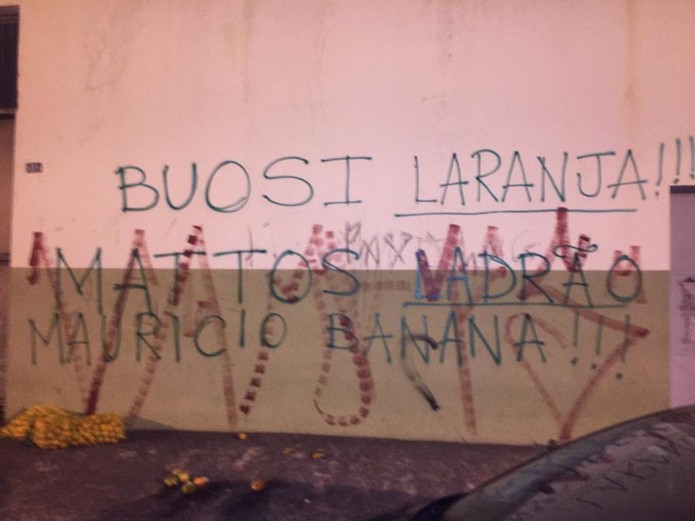 Organizada faz protesto com laranjas contra vice-presidente do Verdão