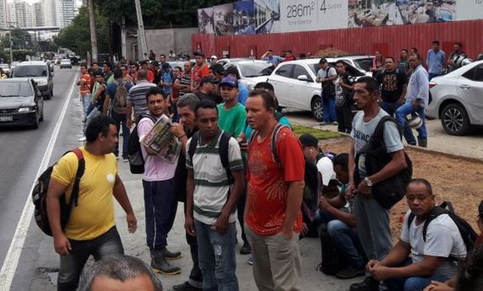 Trabalhadores da construÃ§Ã£o civil  fazem protesto em Manaus  (Foto: Indiara Bessa/G1 AM)