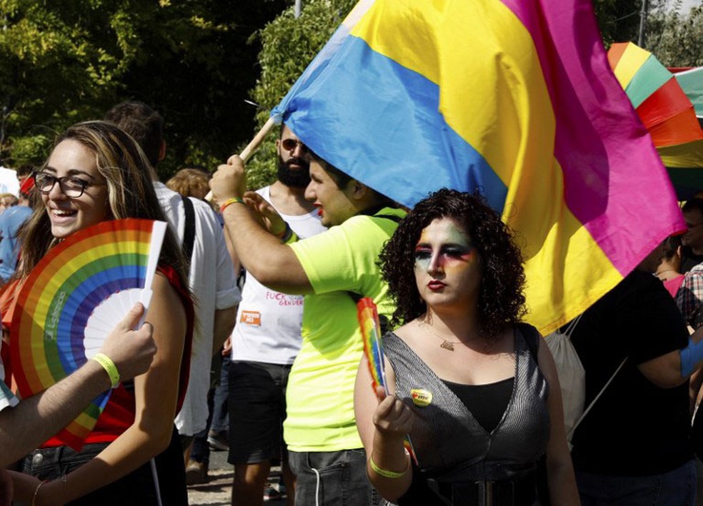 Participantes se reúnem para participar de Parada do Orgulho Gay, em Jerusalém, nesta quinta-feira (2)  (Foto: Gali Tibbon / AFP)