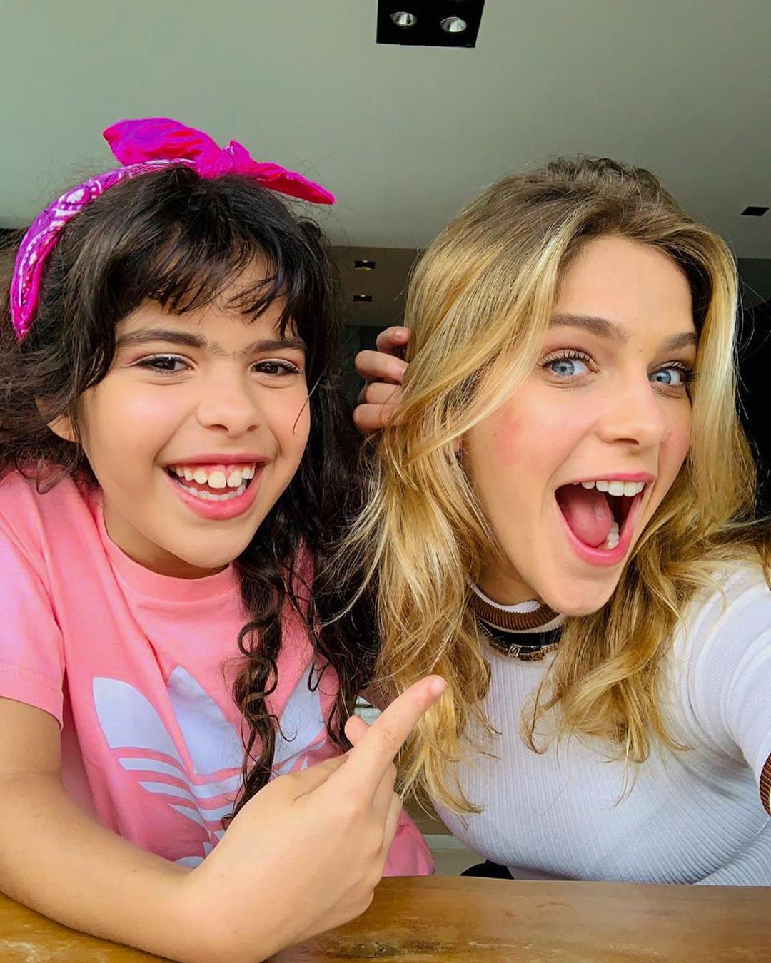 Isabella é maquiada pela irmã Nina (Foto: Reprodução/Instagram)
