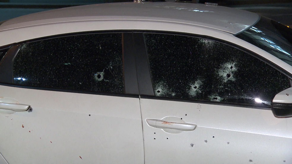 Carro de empresário foi atingido por vários disparos na Tijuca, na Zona Norte do Rio — Foto: Reprodução/ TV Globo