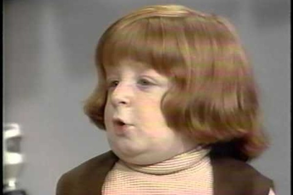 O ator Mason Reese, em um vídeo protagonizado por ele quando criança (Foto: Reprodução)