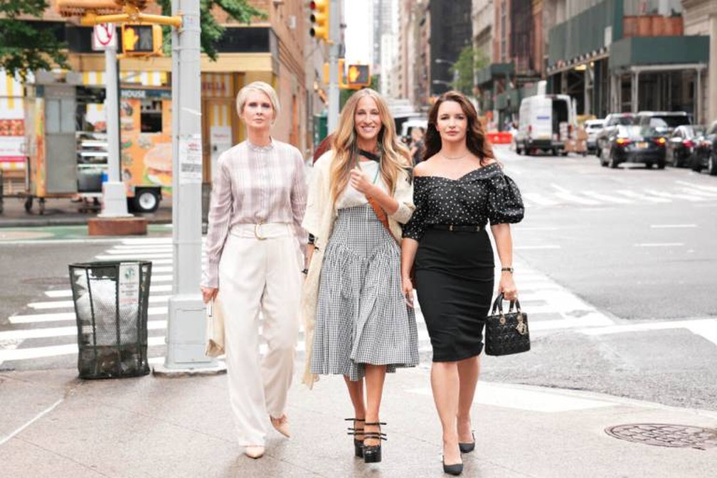 Cynthia Nixon, Sarah Jessica Parker e Kristin Davis em cena de And just like that, continuação de Sex and the City — Foto: Divulgação/HBO Max