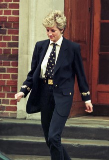 Em 1994, tendo um momento "Annie Hall" com uma gravata de poá