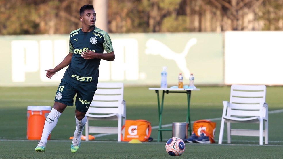 Gabriel Menino, durante treino na grama artificial da Academia de Futebol — Foto: Cesar Greco/Ag. Palmeiras