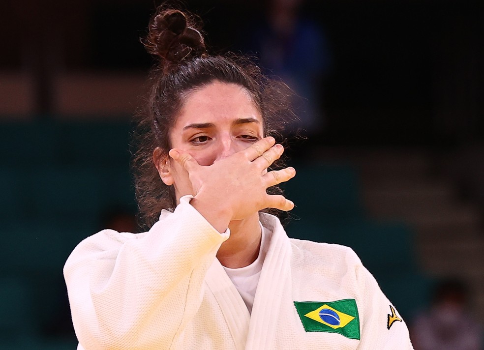 Mayra Aguiar chora emocionada ao deixar o tatame: terceira medalha olímpica na carreira — Foto: Reuters/Sergio Perez