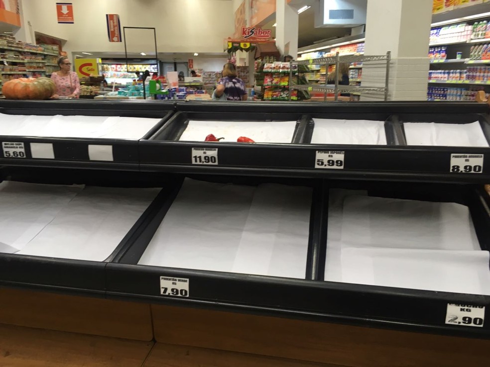 Produtos começam a faltar nos supermercados da Baixada Santista e Vale do Ribeira, SP. (Foto: Solange Freitas/G1)