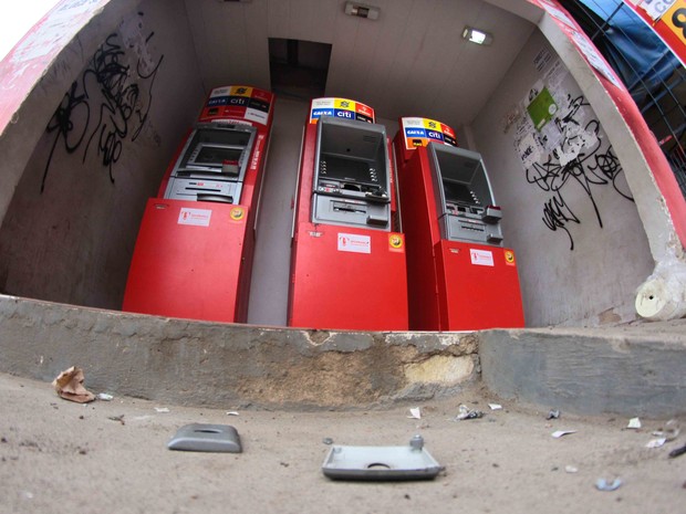 Apesar da explosão, dinheiro dos caixas eletrônicos não foi levado, informou a polícia (Foto: Marlon Costa/Pernambuco Press)