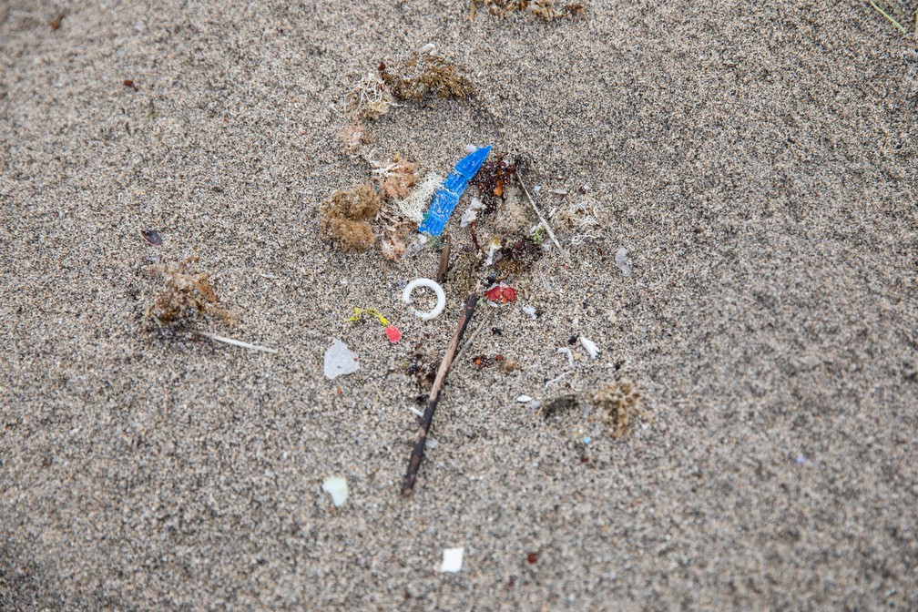 Microplástico que chega com a correnteza é encontrado em área de preservação ambiental em Fernando de Noronha — Foto: Fábio Tito/G1