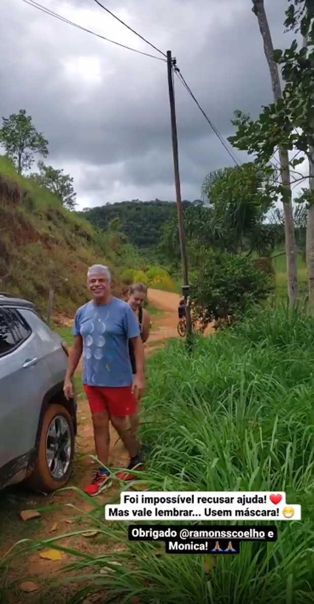 Lulu Santos recebeu ajuda de populares quando seu carro atolou (Foto: Reprodução / Instagram)
