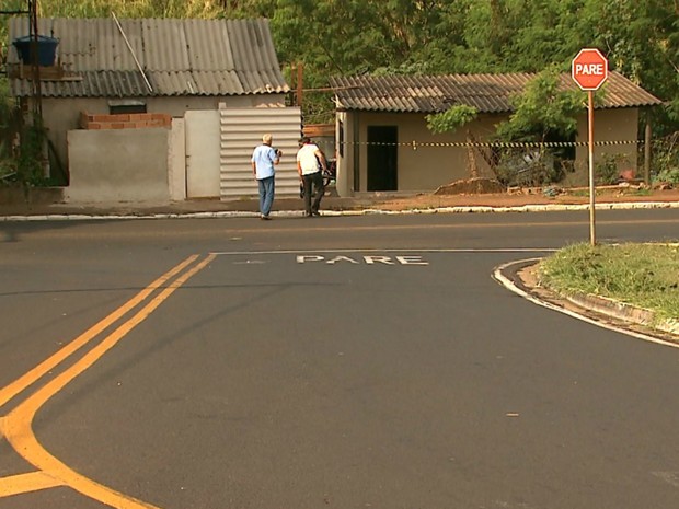 A tia avó da vítima pede um semáforo no cruzamento da Avenida Clóvis Bevilacqua com a Rua João Bim (Foto: Reprodução/EPTV)