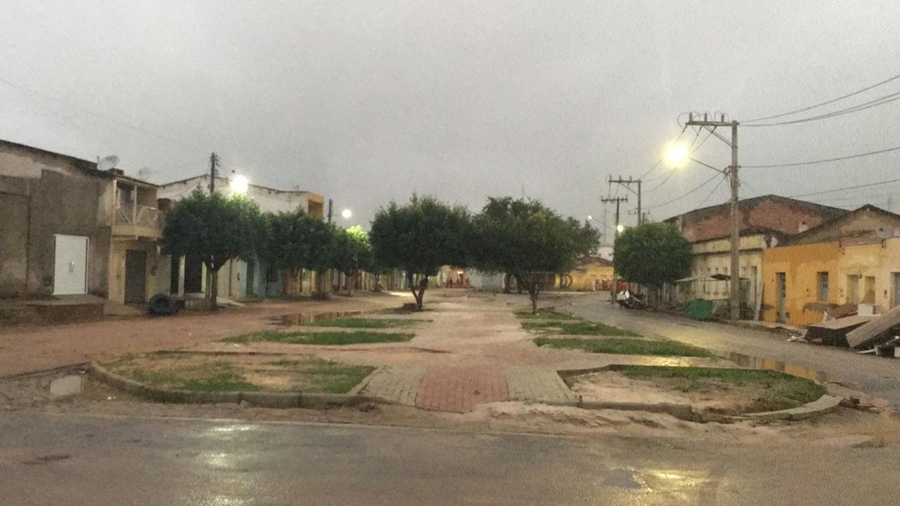 Praça de Coronel João Sá ficou vazia após alerta de evacuação — Foto: Alan Tiago Alves/G1