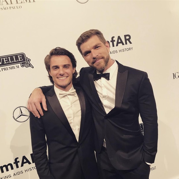 Hugo Bonemer vai com o namorado ao gala do amfAR (Foto: Reprodução/Instagram)