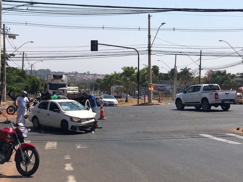 Motociclista vai parar em cima de carro após acidente em cruzamento em Uberlândia