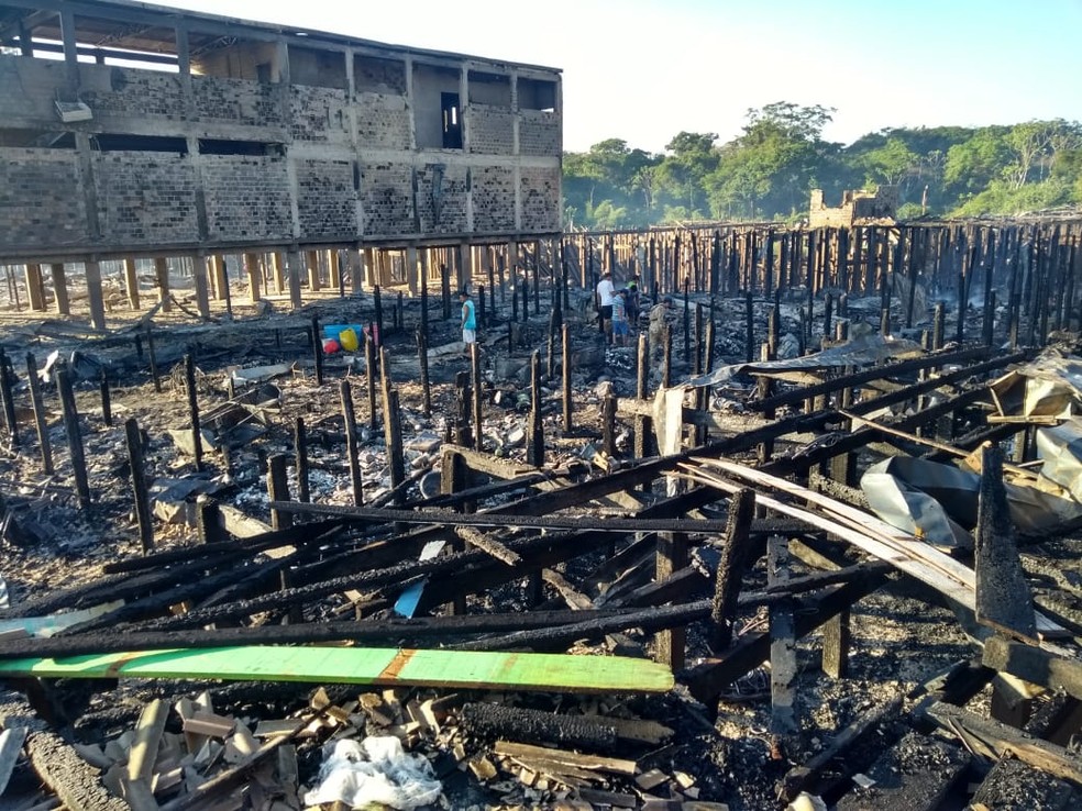 Distrito de Buena Vista, na Bolívia, destruído por fogo — Foto: Gedeon Miranda/Rede Amazônica
