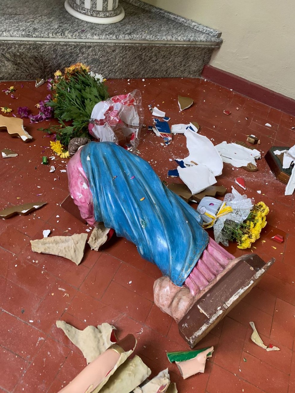 Imagens de santos foram quebradas em invasão registrada em igreja de São Mateus do Sul — Foto: Edinei Cruz/Portal RDX