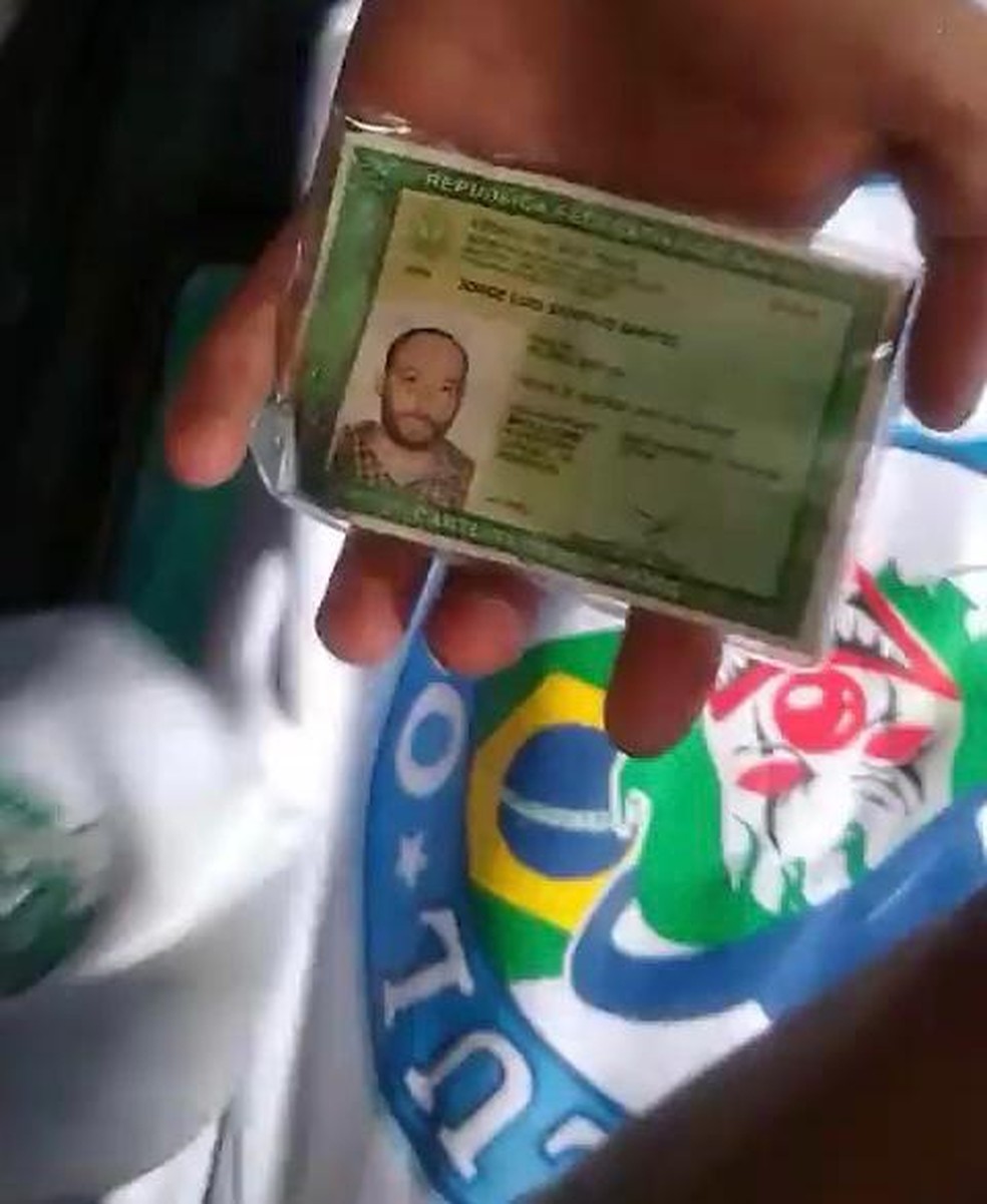 Em vídeo, torcida organizada do Cruzeiro diz ter apreendido carteira de identidade do presidente da Mancha Verde, Jorge Luís — Foto: Reprodução/Redes Sociais
