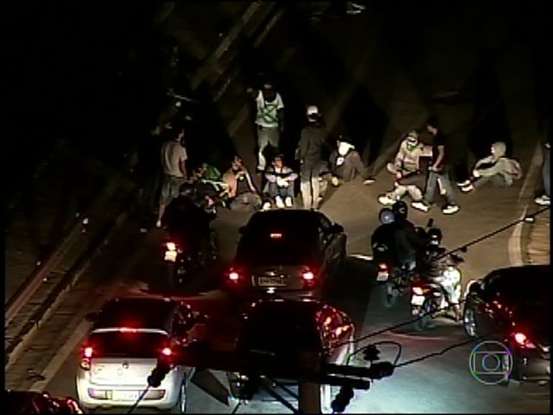 Manifestantes sentaram no asfalto bloqueando as duas pistas da Raposo Tavares (Foto: Reprodução/TV Tem)