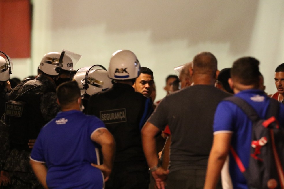Torcida do Náutico protagoniza nova confusão nos Aflitos  — Foto: Aldo Carneiro / Pernambuco Press