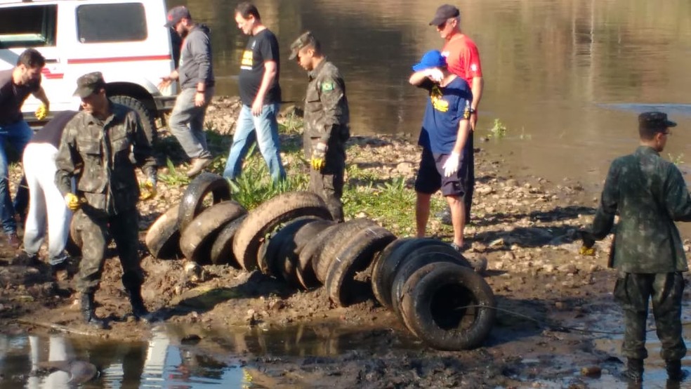 Pneus foram empilhados e devem ser descartados pela Prefeitura de Piracicaba (Foto: Joice Starke/EPTV)