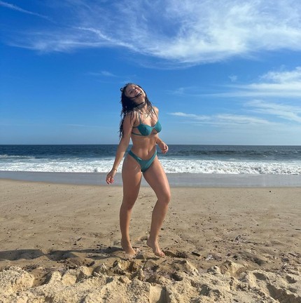 Larissa Manoela posa em praia do Rio de Janeiro — Foto: Reprodução / Instagram