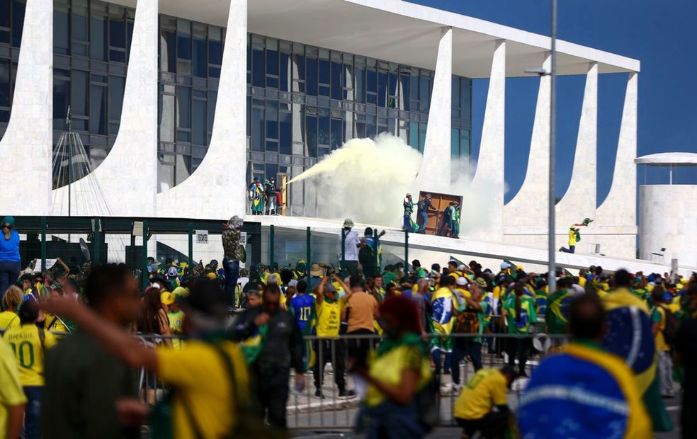 Bolsonaristas em atos terroristas em Brasília — Foto: Marcelo Camargo/Agência Brasil