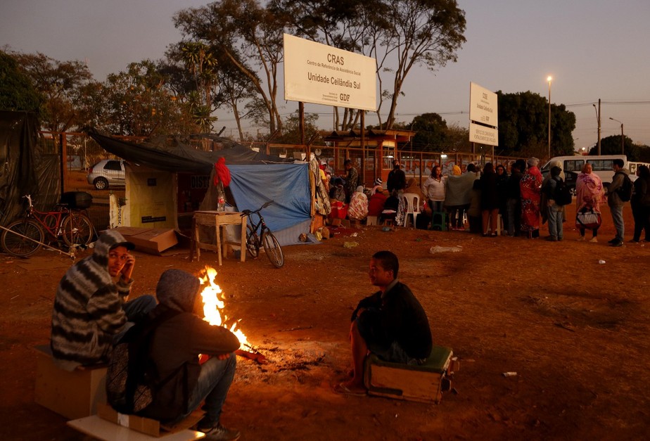 Famílias enfrentam fila na porta do Centro de Referência de Assistência Social (CRAS) de madrugada para tentar se cadastrar no Auxílio Brasil