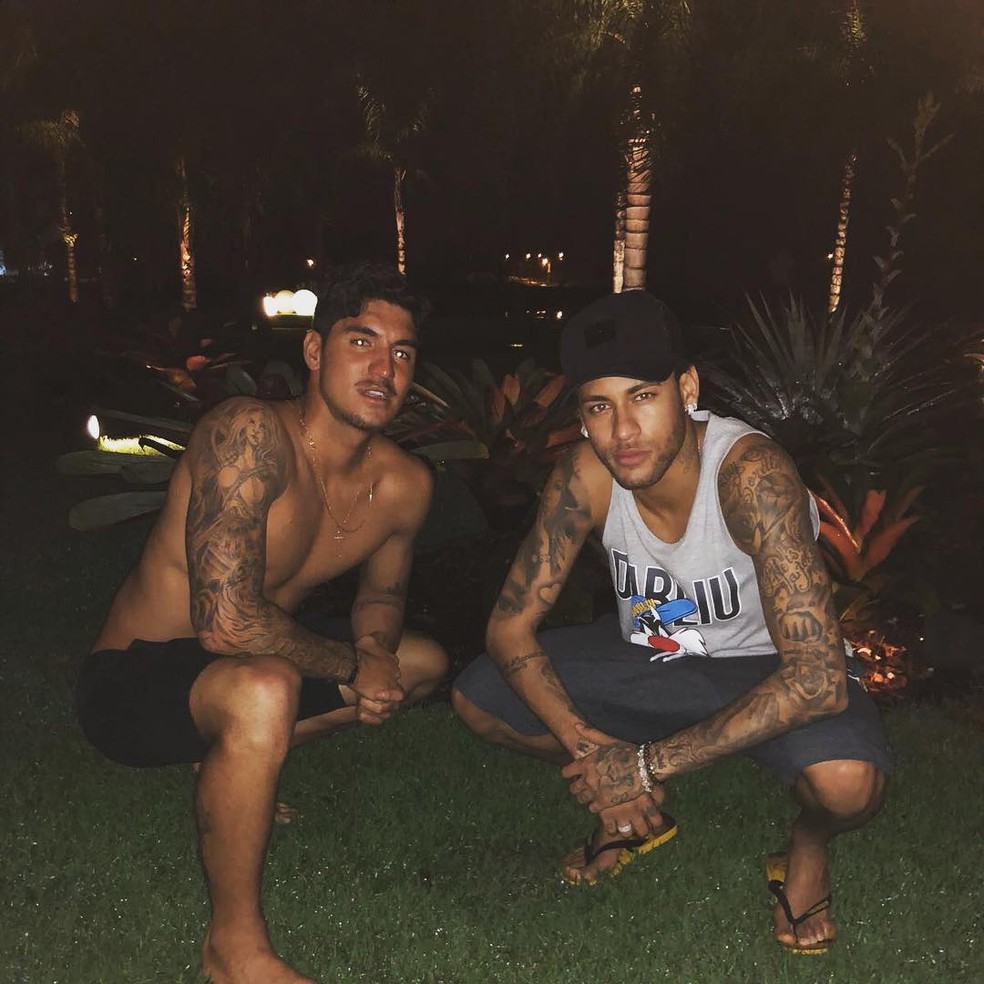 A pose da quebrada de Neymar e Gabriel Medina (Foto: Reprodução / Instagram)