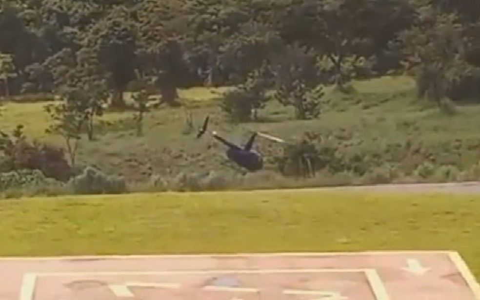 Helicóptero faz pouso próximo a mata segundos depois da decolagem — Foto: Reprodução/TV Anhanguera
